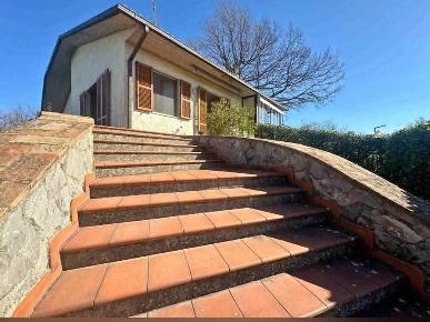 Foto Villa unifamiliare a Semproniano Centro di 240 m² con 11 locali