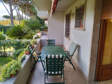 Foto Appartamento a Massa Marina di Massa Centro di 70 m² con 4 locali