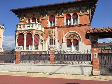 Foto Villa unifamiliare a Massa Marina di Massa Centro di 550 m² in vendita