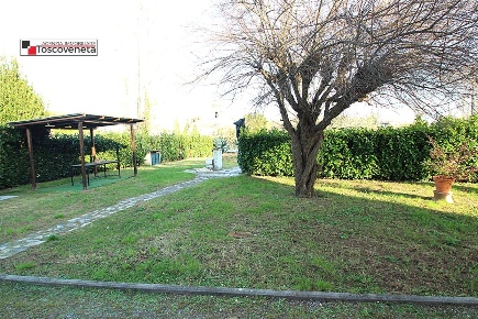 Foto Case semi ndipendenti a Lucca Montuolo di 200 m² con 8 locali