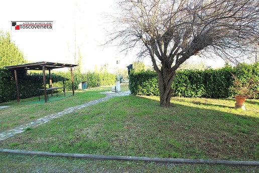 casa indipendente in vendita a Lucca in zona Montuolo