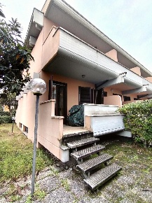 Foto Villa a schiera a Massa Marina di Massa Centro di 115 m² con 5 locali