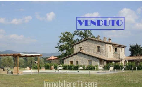 Foto Casale a Orvieto di 400 m² con 13 locali in vendita