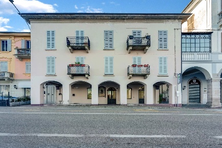 Foto Negozio a Lesa Centro con 2 locali in vendita