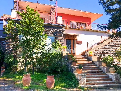 Foto Villa unifamiliare in Via Del Bosco, Mascalucia Centro di 324 m²