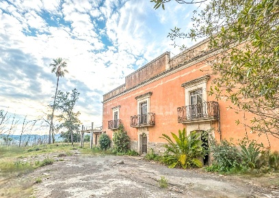Foto Rustico in via circonvallazione snc, Caltagirone Centro di 400 m²