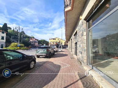 Foto Locale commerciale in Via Antonio Gramsci, Albenga Centro di 216 m²