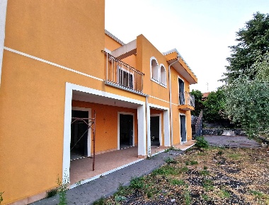 Foto Villa unifamiliare in via padre pio snc, Pedara Centro di 230 m²