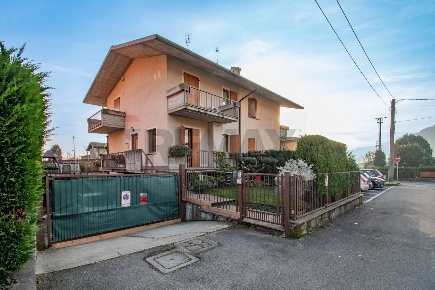 Foto Case semi ndipendenti in Via Alessandro Manzoni 13, Credaro Centro