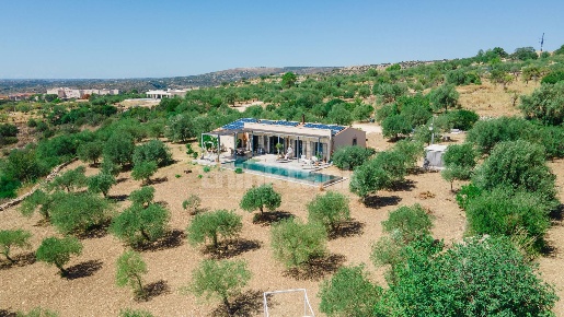 Foto Villa unifamiliare in via Meti, Avola di 180 m² con 7 locali