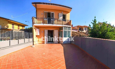 Foto Villa unifamiliare in Viale della Regione, Nicolosi di 189 m²