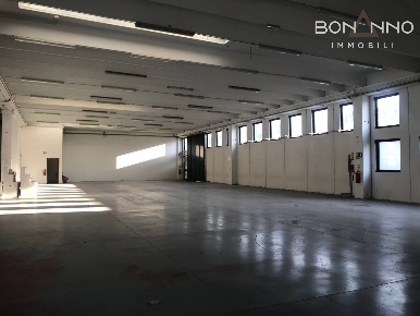 Foto Locale commerciale in via Circonvallazione est 10, Castelfranco Veneto