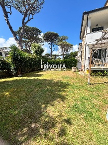 Foto Villa a schiera in Viale Castellamare, Fiumicino di 200 m² in affitto