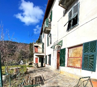 Foto Rustico a Pieve di Teco Trovasta di 350 m² con 13 locali in vendita