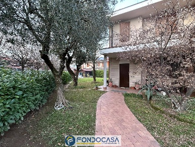 Foto Villa a schiera a Rovato Centro di 235 m² con 6 locali in vendita