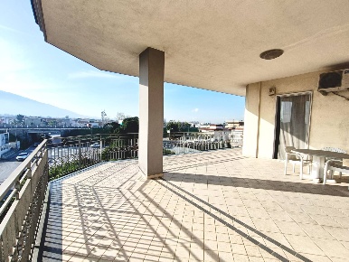 Foto Appartamento a Castello di Cisterna di 200 m² con 5 locali in affitto