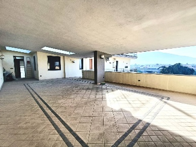 Foto Appartamento a Castello di Cisterna di 200 m² con 5 locali in affitto