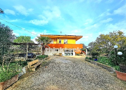 Foto Villa unifamiliare in Via del Giglio, Pozzallo di 310 m² con 10 locali