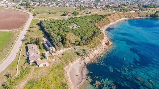 Foto Rustico in Via Tonnara Terrauzza, Siracusa Plemmirio di 390 m²