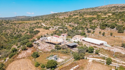 Foto Rustico in Strada Statale 194, Ragusa Zona Industriale di 950 m²