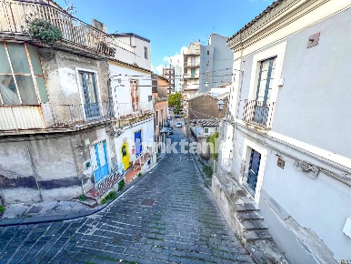 Foto Appartamento in Via Rocche, Paternò di 180 m² con 8 locali in vendita