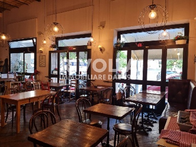 Foto Attività commerciale in Piazza Barberini, Roma Barberini di 130 m²