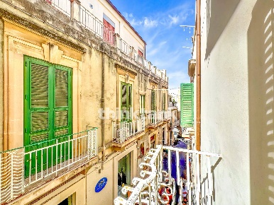 Foto Appartamento in Via Cavour, Siracusa Ortigia di 161 m² con 7 locali