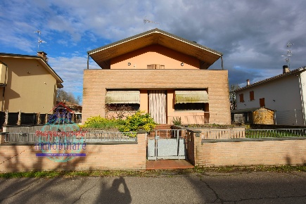 Foto Villa unifamiliare in VIA GIACOMO LEOPARDI 4, Decima di 340 m²
