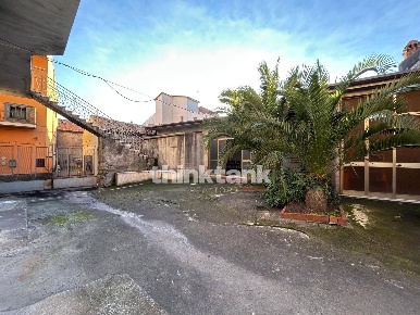 Foto Locale commerciale in Viale della Regione, Nicolosi di 354 m²