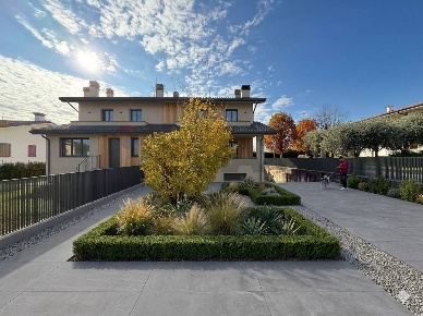 Foto Case semi ndipendenti a Castelnuovo del Garda Centro di 193 m²