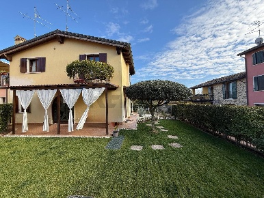 Foto Villa a schiera a Castelnuovo del Garda di 206 m² con 4 locali
