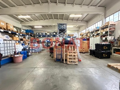 Foto Capannone industriale a Bolano Ceparana Carpena di 340 m² con 3 locali