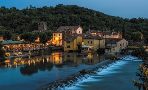 Foto Bed and Breakfast a Ponti sul Mincio di 850 m² con 24 locali