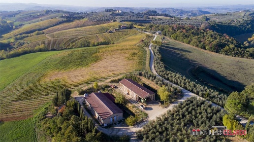 Foto Villa unifamiliare a Poggibonsi con 19 locali in vendita