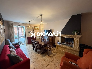 Foto Appartamento in Via F. A. Core, Galatone Centro di 110 m² con 7 locali