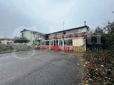 Foto Negozio in Via Ugo Foscolo 2, Paderno Franciacorta di 242 m²