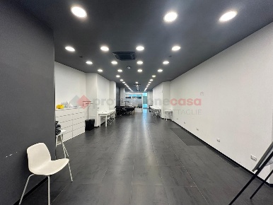 Foto Negozio in Viale Matteotti 82, Grottaglie di 130 m² con 1 locali