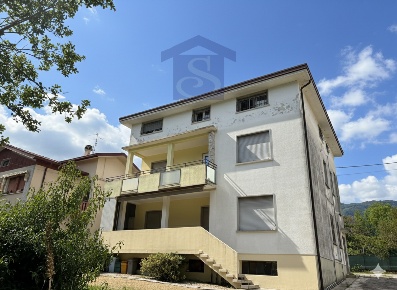 Foto Appartamento a Aviano Aviano Castello di 95 m² con 5 locali in vendita