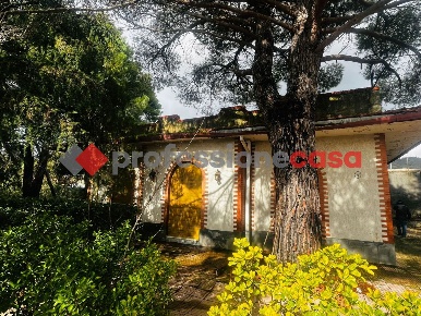 Foto Villa singola in Via Ragusa 24, Nicolosi di 95 m² con 4 locali