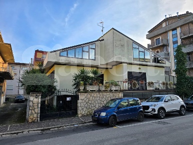 Foto Villa singola in Via Sicilia 8, Isernia Centro di 324 m² con 11 locali