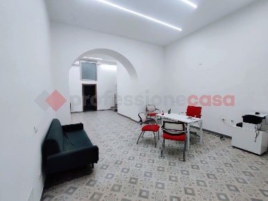 Foto Negozio in Via Orefici 13, Mercato San Severino Centro di 65 m²