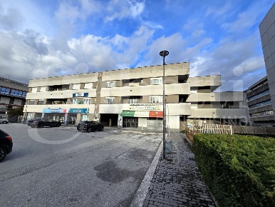 Foto Negozio in Via Umbria 170, Isernia Centro di 140 m² con 2 locali