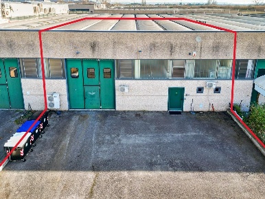 Foto Capannone industriale a Vicopisano Barsiliana di 253 m² con 8 locali