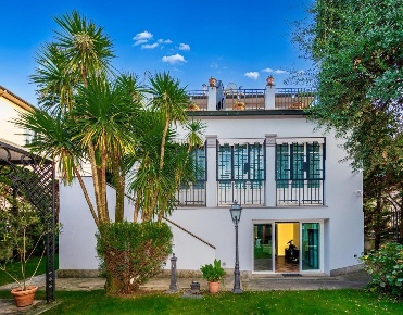 Foto Villa unifamiliare a Lucca Sant'Anna di 450 m² con 11 locali