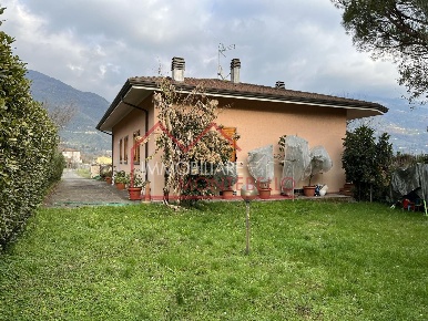 Foto Casa indipendente a Camaiore Camaiore Paese di 216 m² con 11 locali
