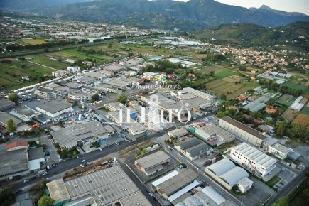 Foto Capannone industriale a Camaiore Capezzano Pianore di 1500 m²