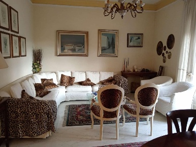 Foto Appartamento a Massa Marina di Massa Centro di 85 m² con 5 locali