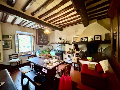 Foto Rustico a Terricciola Centro di 200 m² con 5 locali in vendita