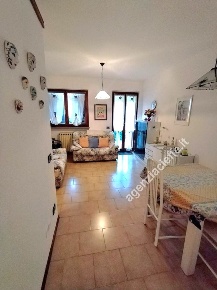 Foto Villa a schiera a Massa Marina di Massa Centro di 115 m² con 6 locali