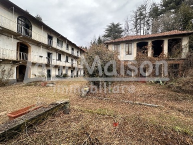 Foto Rustico a Brebbia Centro di 1300 m² con 18 locali in vendita